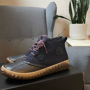 Sorel Out and About Plus Abyss boots